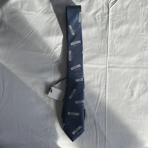 $125 Moschino Navy Moschino Milano Print Silk Tie NWT - Picture 5 of 7